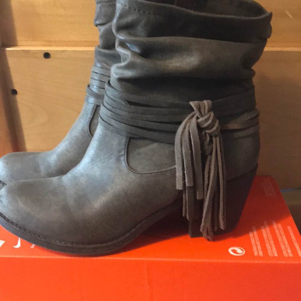 Boots - Picture 3 of 6
